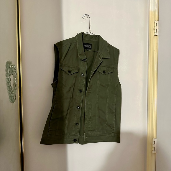 Men’s Vest - Picture 2 of 4